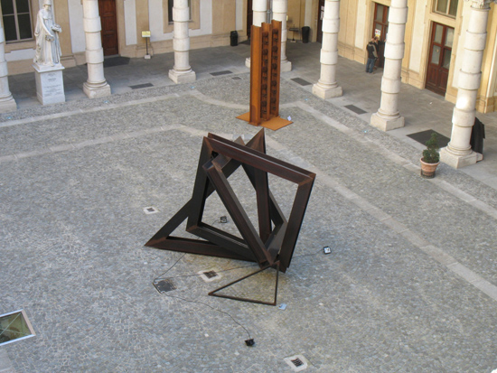 Rettorato, cortile con mostra Massimo Ghiotti