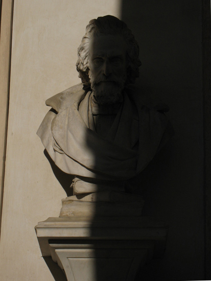 Rettorato, particolare busto