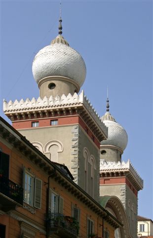 Un bel contrasto agli occhi di oggi: la sinagoga in 
stile moresco. Piazzetta Primo Levi. Architetto Enrico Petiti, 
1884